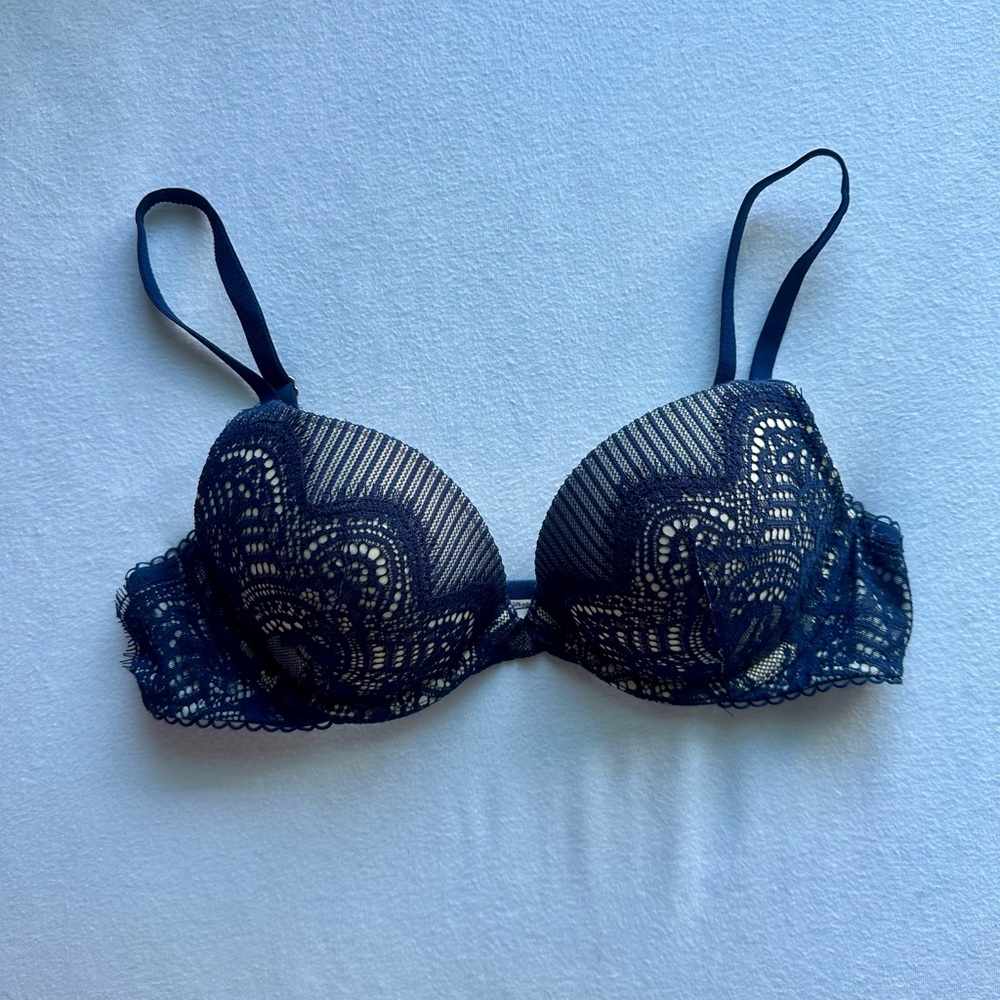 Never Worn
Navy blue lace push up bra #lingerie #bra #lace
Has 4 Clasps
Size 34B